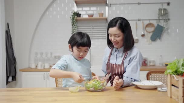 Asiático Feliz Familia Cocina Sala Cocina House Son Está Alimentando — Vídeos de Stock