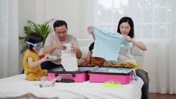 Família Asiática Preparando Roupas Para Bagagem Para Turismo Conceito Relaxamento — Vídeo de Stock