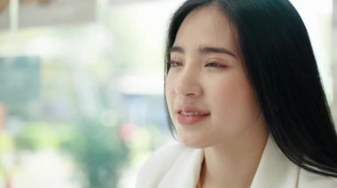 Güzel bir Asyalı kadının portresi. Konuşmadaki açıklamaya dikkat ediyor..