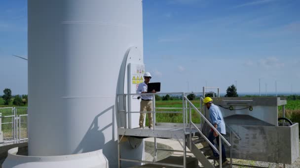 Dva Inženýři Společně Diskutují Projektech Větrné Energie Pracují Poli Větrných — Stock video