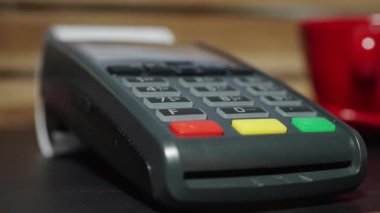 Yakın plan, nakit olmadan hizmetlerin ödenmesi teknolojisi, kredi kartlarının EDC (Elektronik Veri Yakalama Makinesi) aracılığıyla hizmetlerin ödenmesi için kullanılması teknolojisi