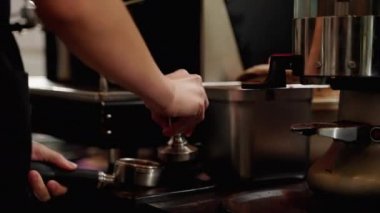 Barista kahve dükkanında sıcak kahve yapıyor. Kahve makinesinde sıcak kahve yapma süreci. iş konsepti, küçük işletme, başlangıç sektörü