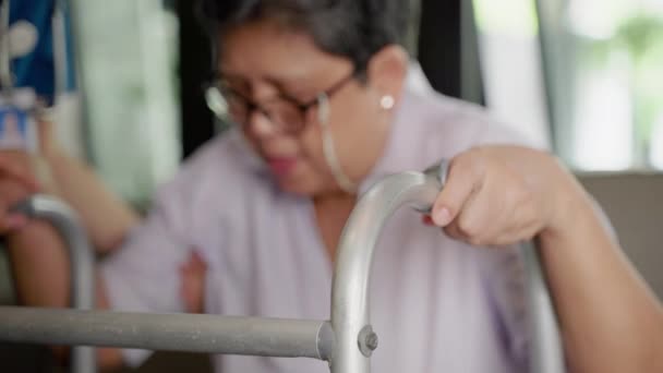 Enfermeras Hogares Ancianos Cuidado Ancianos Ayudándoles Caminar Conceptos Salud Buena — Vídeos de Stock