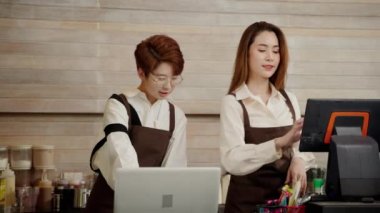 Yeni bir kahve dükkanı açmak, baristalar ve iş sahipleri olan lgbt çiftleri sipariş alıyor ve tezgahtan para alıyorlar. iş konsepti, küçük işletme, başlangıç sektörü