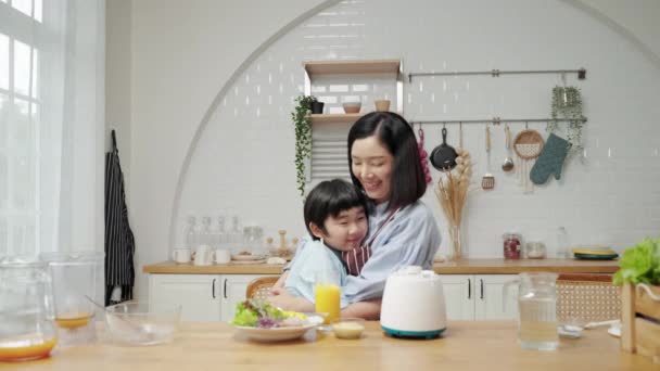 Asiatische Glückliche Familie Kocht Der Küche Hause Mutter Und Sohn — Stockvideo