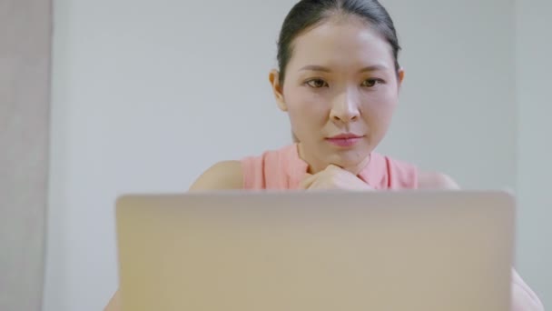Азиатская Женщина Размышляя Перед Ноутбуком Представьте Творчество Инициативу — стоковое видео