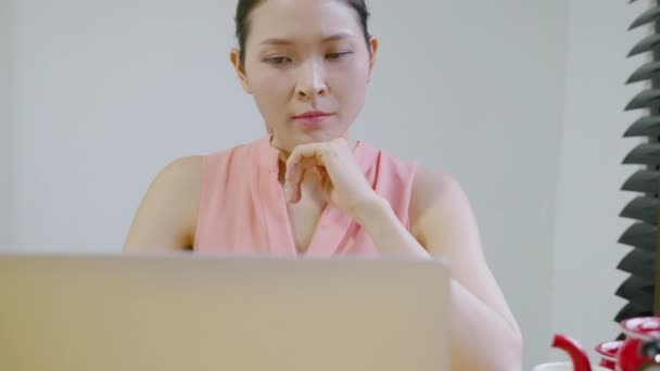 Aziatische Vrouw Nadenken Voorkant Van Laptop Stel Creativiteit Initiatief — Stockvideo