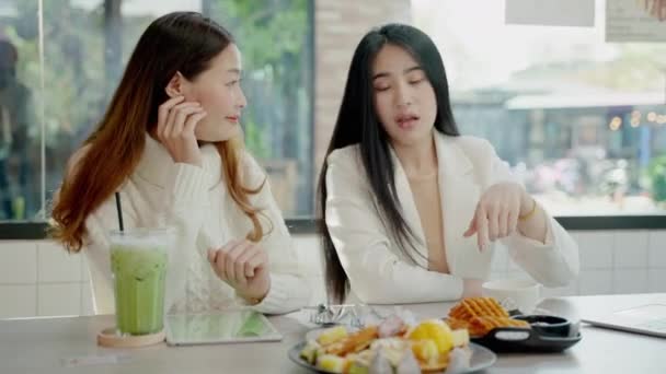 Dua Teman Wanita Asia Yang Cantik Duduk Bahagia Makan Dan — Stok Video
