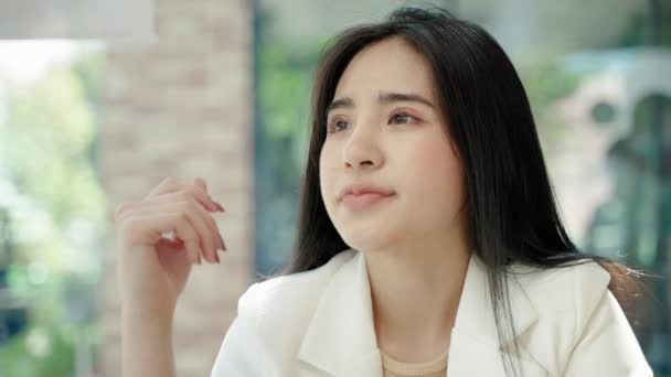 Potret Close Dari Seorang Wanita Asia Yang Cantik Memperhatikan Penjelasan — Stok Video