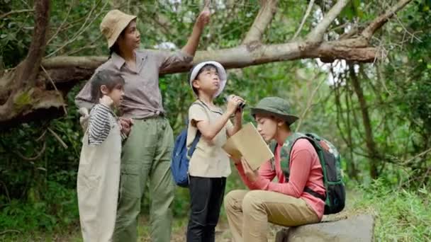 亚洲女教师正带领学生从真正的地方 教育观念 冒险中学习自然 — 图库视频影像