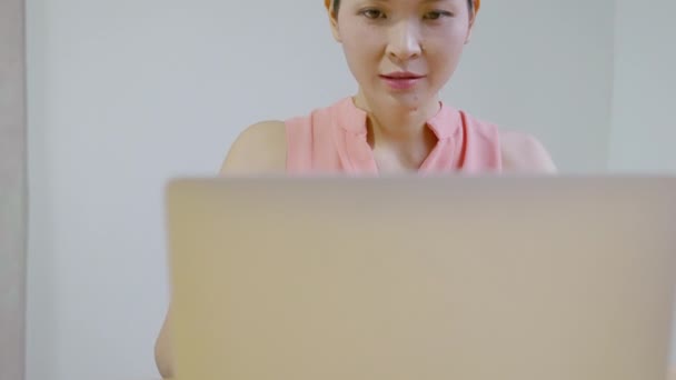 Asian Woman Pondering Front Laptop Imagine Creativity Initiative — Stock Video