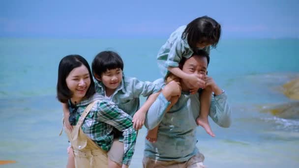 亚洲家庭在海滩上欢欢喜喜地谈论着度假 家庭关系的概念 — 图库视频影像