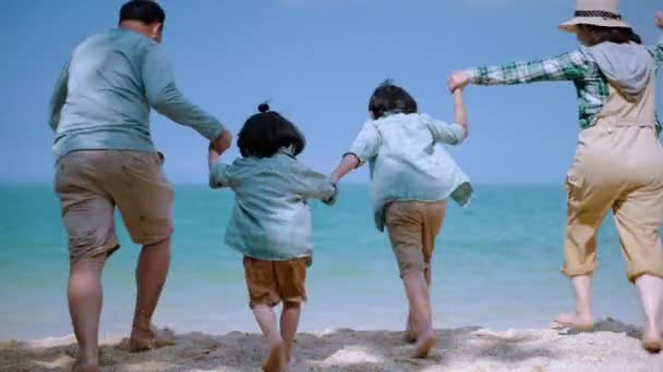 Les Familles Asiatiques Sont Heureux Taquiner Sur Plage Vacances Détente — Video