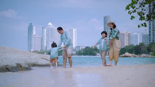 亚洲家庭在海滩上欢欢喜喜地谈论着度假 家庭关系的概念 — 图库视频影像