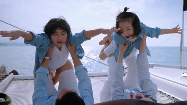 亚洲家庭在游艇上欢欢喜喜地谈论着度假 家庭关系概念 — 图库视频影像