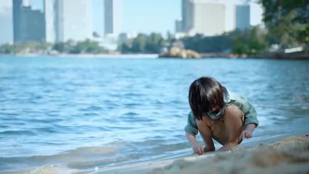 Азиатский Мальчик Сидящий Песке Пляже Семейном Отдыхе Концепция Семейных Отношений — стоковое видео