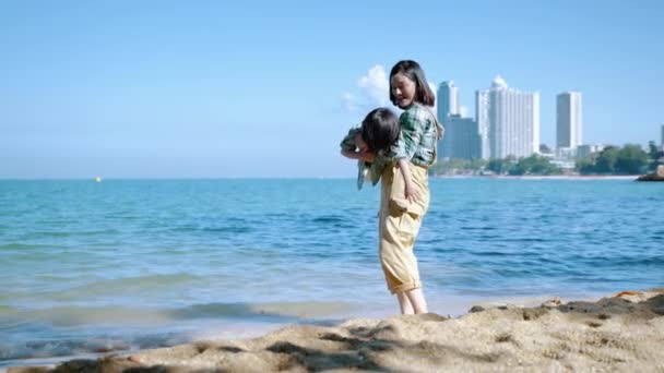 Азиатские Семьи Удовольствием Дразнят Пляже Отдых Релаксации Концепции Семейных Отношений — стоковое видео