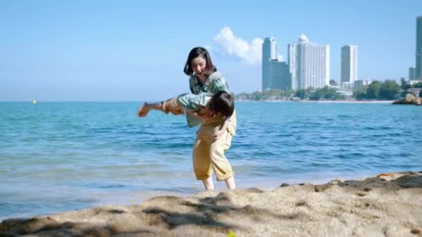 Азиатские Семьи Удовольствием Дразнят Пляже Отдых Релаксации Концепции Семейных Отношений — стоковое видео