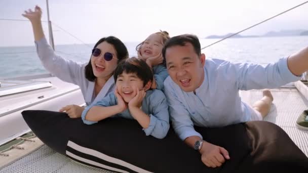 Eine Asiatische Familie Vergnügt Sich Auf Einer Jacht Familienurlaub Familienbeziehungen — Stockvideo