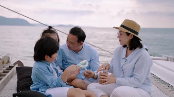 Una Familia Asiática Divierte Yate Durante Las Vacaciones Familiares Las — Vídeo de stock