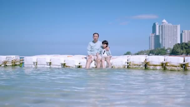 Азиатский Отец Сын Чате Плавучем Буе Интимные Семейные Отношения Отдых — стоковое видео