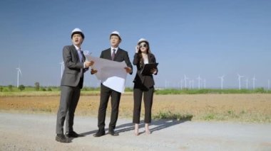 Müfettiş ve sekreteri olan bir mühendis, rüzgar türbini alanında elektrik üreten bir projeyi inceliyor. Temiz enerji kavramı, yenilenebilir enerji, dünyayı kurtarmak..