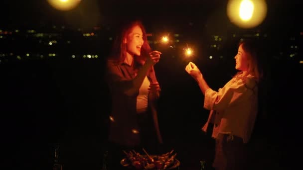 Groep Jonge Aziatische Vrienden Hebben Plezier Het Spelen Van Vuurwerk — Stockvideo