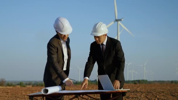 在风力涡轮机领域 商人和工程师正在就绿色清洁可再生能源风力发电项目进行咨询和集思广益 — 图库视频影像