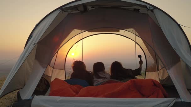 Groupe Amies Asiatiques Couchés Dans Des Tentes Pendant Camping Réveillent — Video