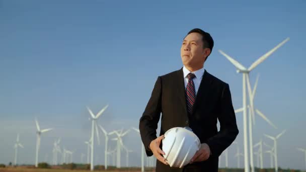 Het Windturbineveld Lacht Zakenman Trots Naar Het Windenergieproject Dat Een — Stockvideo