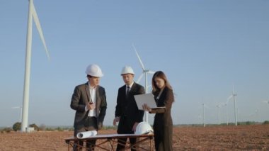 Müfettiş ve sekreteri olan bir mühendis, rüzgar türbini alanında elektrik üreten bir projeyi inceliyor. Temiz enerji kavramı, yenilenebilir enerji, dünyayı kurtarmak..