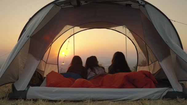 キャンプ中にテントに寝そべっている女の子の友人グループアジア人は ソーシャルメディア レジャー 自由の概念で彼らの友人に披露するために彼らのアクションカメラから太陽の上昇を見てビデオを撮影するために起きている — ストック動画