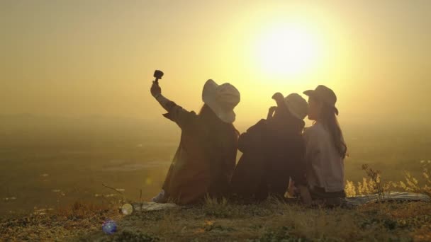 Girl Friend Group Asiáticos Blogueiro Sentado Assistindo Beleza Natureza Pôr — Vídeo de Stock