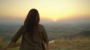 Asyalı bir kadın akşamüstü kamp gezisi, özgürlük konsepti, seyahat sırasında doğanın güzelliğini seyrediyor.