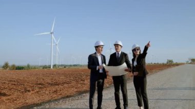 Müfettiş ve sekreteri olan bir mühendis, rüzgar türbini alanında elektrik üreten bir projeyi inceliyor. Temiz enerji kavramı, yenilenebilir enerji, dünyayı kurtarmak..
