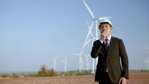 Polu Turbin Wiatrowych Biznesmen Wykorzystuje Walkie Talkie Pracy Projekcie Energetyki — Wideo stockowe