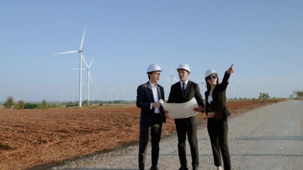 Inspector Ingeniero Con Secretario Están Inspeccionando Proyecto Campo Turbinas Eólicas — Vídeos de Stock