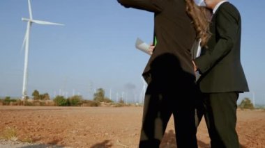 Müfettiş ve sekreteri olan bir mühendis, rüzgar türbini alanında elektrik üreten bir projeyi inceliyor. Temiz enerji kavramı, yenilenebilir enerji, dünyayı kurtarmak..