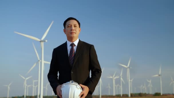 Vindkraftverksfältet Ler Affärsmannen Stolt Mot Vindkraftsprojektet Som Ren Förnybar Energi — Stockvideo