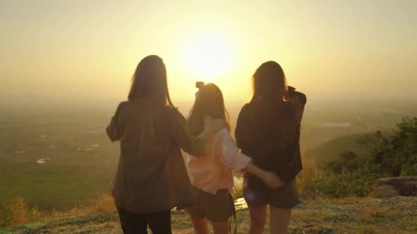 女性朋友团体亚洲博客作者站在那里 在黄昏时分欣赏大自然的美丽 并在社交媒体上向他们的朋友们展示自由的概念 — 图库视频影像