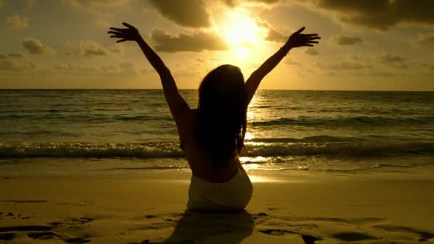 Прекрасна Азіатська Дівчина Дивиться Захід Сонця Пляжі Під Час Відпустки — стокове відео