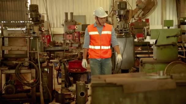 Ingenieros Fábrica Están Inspeccionando Máquinas Dentro Una Planta Industrial Idea — Vídeos de Stock