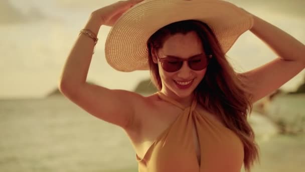 Por Noche Sol Puesta Sol Hermosa Chica Asiática Con Sombrero — Vídeo de stock