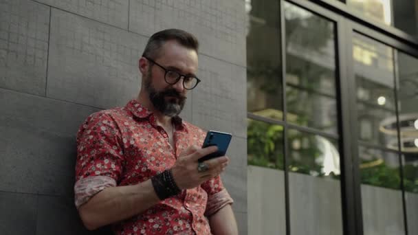 Hipster Man Menggunakan Ponsel Untuk Tetap Berhubungan Dengan Teman Temannya — Stok Video