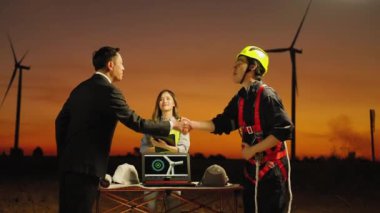 Rüzgâr türbini jeneratörü alanında, bir bakım mühendisi bir rüzgar türbini bakım projesinin sonuçlarını rapor ediyor..