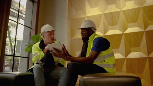 Senior Engineers Och African American Engineers Consulting Building Koncept För — Stockvideo