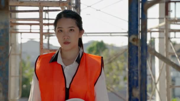 Retrato Jovem Engenheira Asiática Orgulhosamente Sorrindo Seu Local Trabalho — Vídeo de Stock