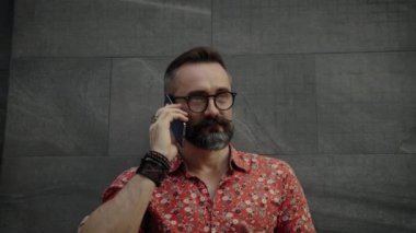 Hipster adam sosyal medyada arkadaşlarıyla iletişim kurmak için cep telefonunu kullanıyor. şey konsepti internet