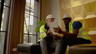 Kıdemli Mühendisler ve Afrikalı Amerikan Mühendisler İnşaat Konseptine Danışmanlık Yapıyorlar..