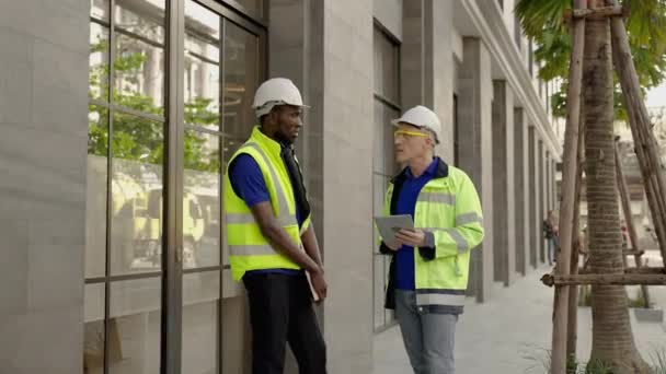 Ingenjörer Står Utanför Och Diskuterar Byggbegreppet — Stockvideo